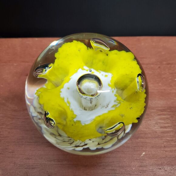 Vintage Yellow White Blown Glass Daffodil Paperweight Very Pretty! - Picture 2 of 8